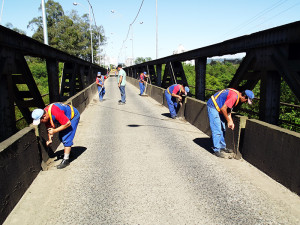 serviço de varrição e desobstrução dos drenos na pista da Ponte Machado da Costa 