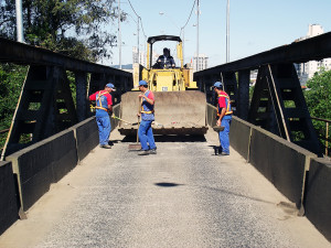 serviço de varrição e desobstrução dos drenos na pista da Ponte Machado da Costa 